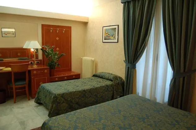 Üç Kişilik Oda