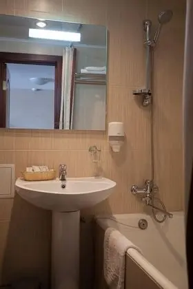 İki Ayrı Yataklı Oda, Ortak Banyo