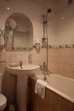 İki Ayrı Yataklı Oda, Ortak Banyo