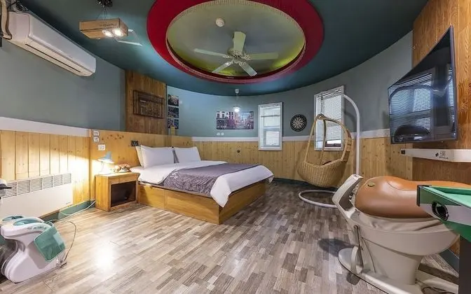 Oda (Deluxe (2PC riding equipment Netflix )