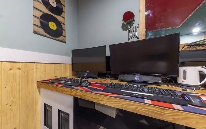 Oda (Deluxe (2PC riding equipment Netflix )