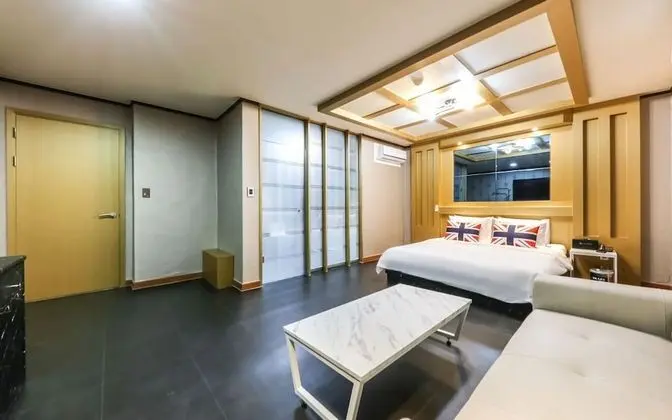 Oda (Family Suite B (King bed + Ondol Over)