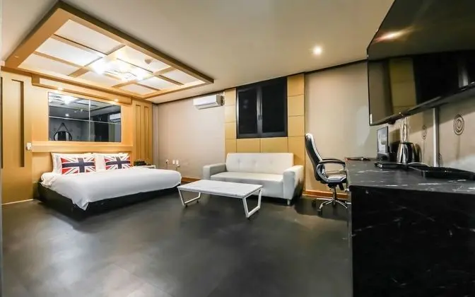 Oda (Family Suite B (King bed + Ondol Over)