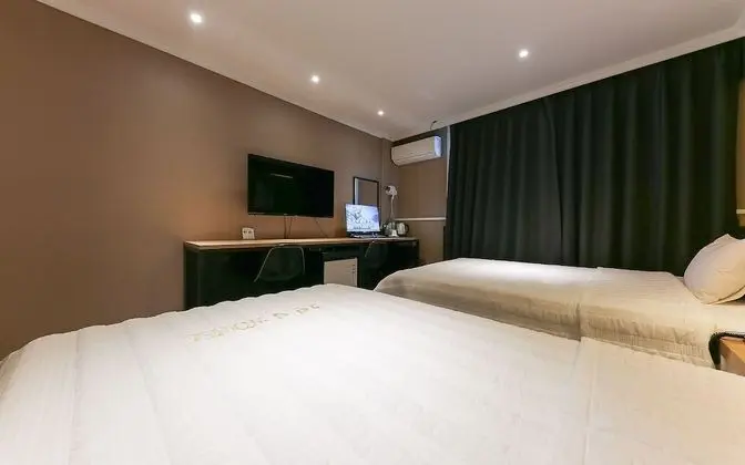 Oda (Twin bed room (small room Netflix ava)