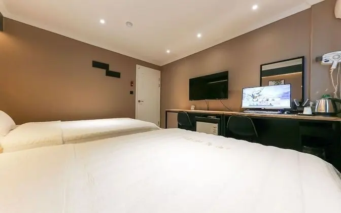 Oda (Twin bed room (small room Netflix ava)