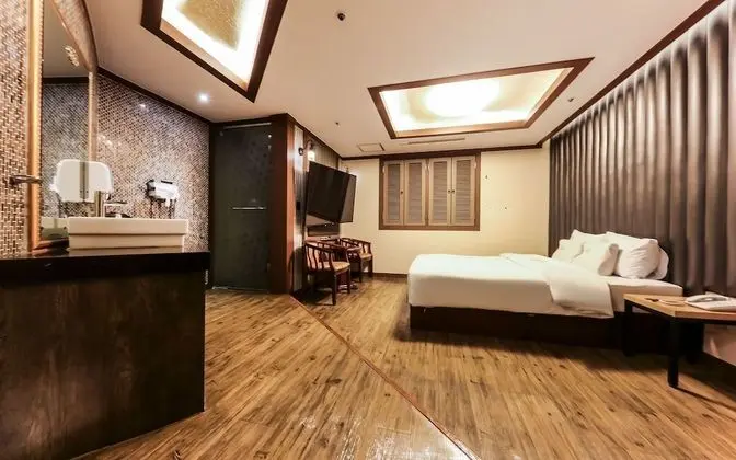 Oda (Semi-special Room (Netflix/Disney+ Av)