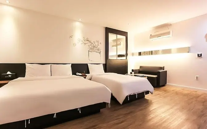 Oda (Royal Suite (air purifier Netflix ava)