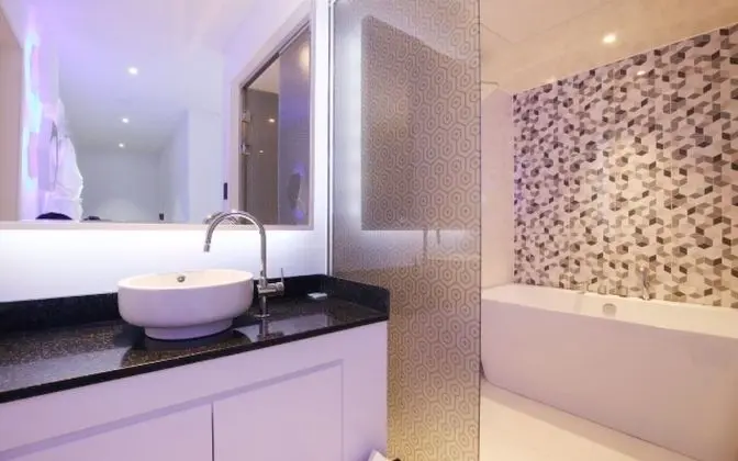 Oda (Premium (4959 -6612  Netflix availabl)