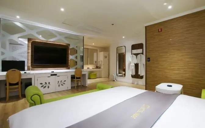 Oda (Premium (4959 -6612  Netflix availabl)