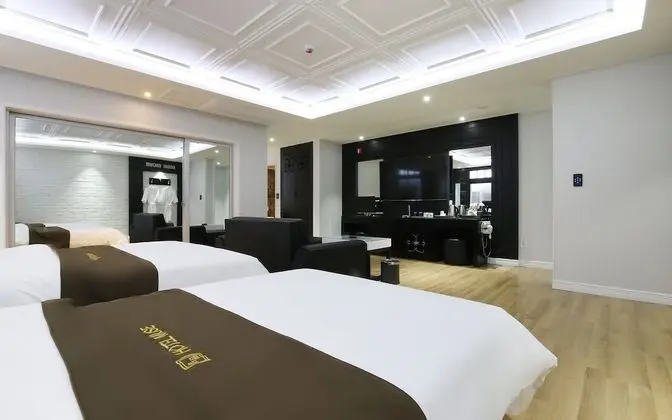 Oda (Suite (8264  Netflix available))