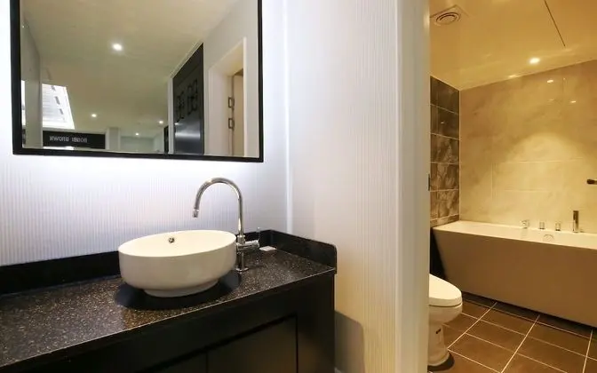 Oda (Suite (8264  Netflix available))