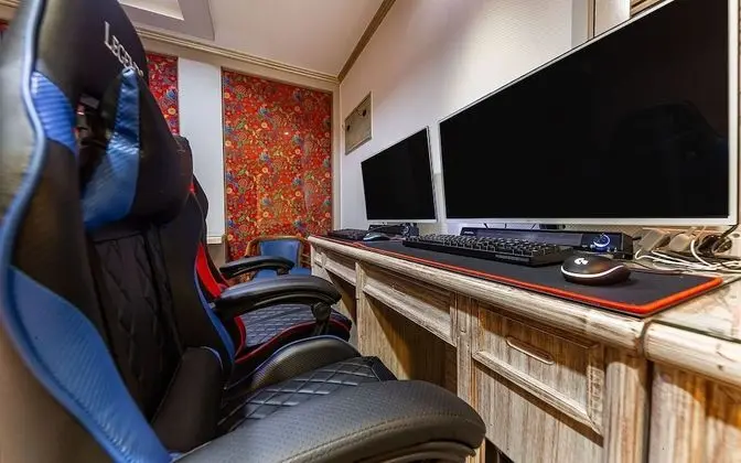 Oda (Couple PC Bag Room (Netflix viewing a)