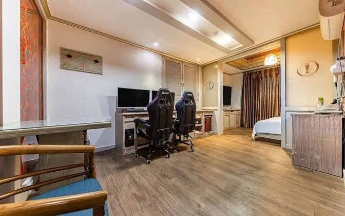 Oda (Couple PC Bag Room (Netflix viewing a)