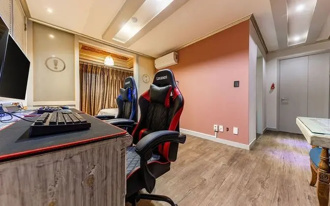 Oda (Couple PC Bag Room (Netflix viewing a)