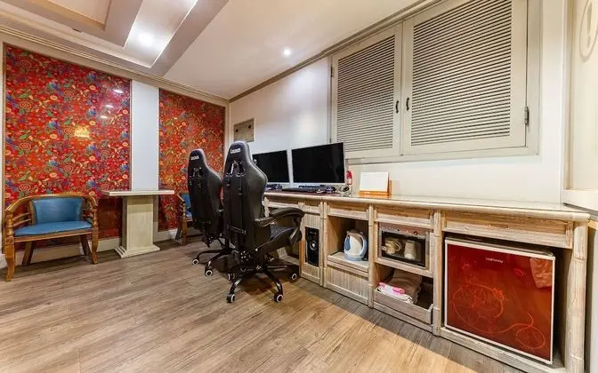 Oda (Couple PC Bag Room (Netflix viewing a)