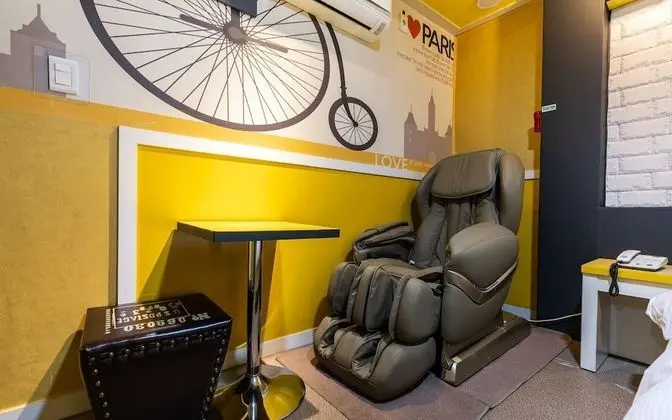 Oda (Massage chair G7 (NETFLIX available a)