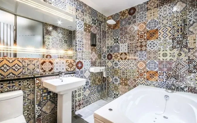 Oda (Gallery 2-Spa Whirlpool (Netflix view)