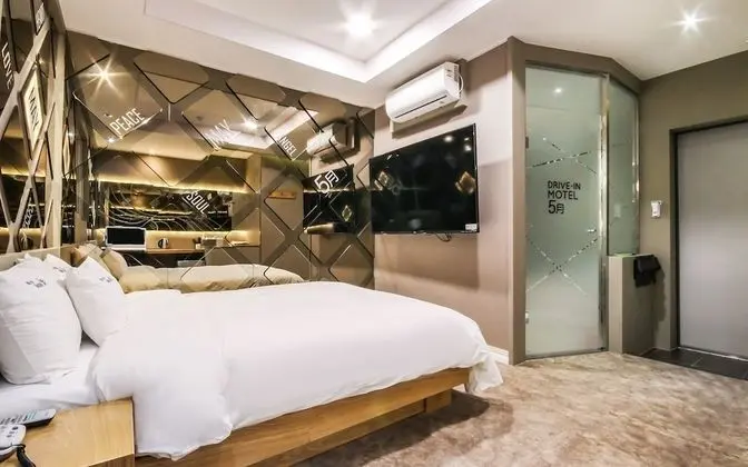 Oda (Gallery 2-Spa Whirlpool (Netflix view)