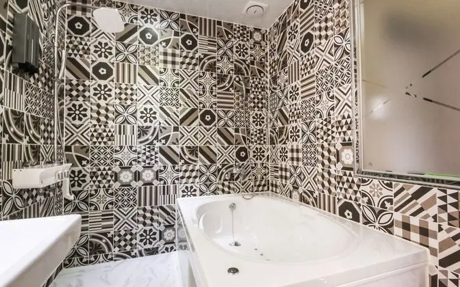 Oda (Gallery 2-Spa Whirlpool (Netflix view)