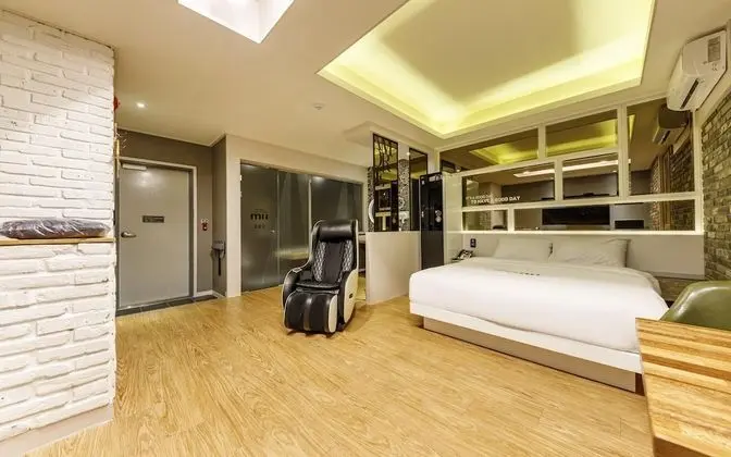 Oda (Deluxe (Netflix Disney + available eq)