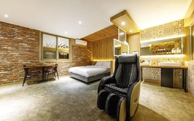 Oda (Deluxe (Netflix Disney + available eq)