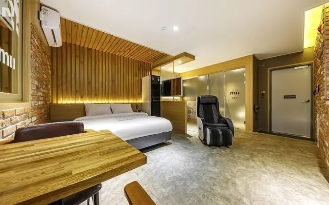 Oda (Deluxe (Netflix Disney + available eq)