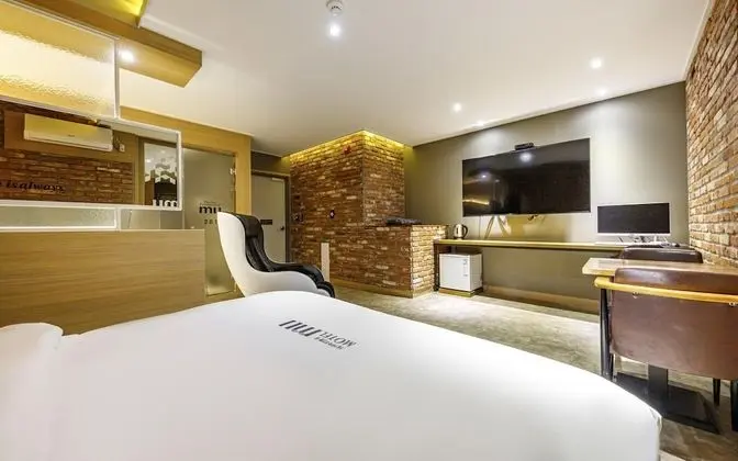 Oda (Deluxe (Netflix Disney + available eq)