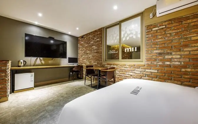 Oda (Deluxe (Netflix Disney + available eq)