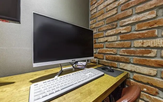 Oda (Deluxe (Netflix Disney + available eq)