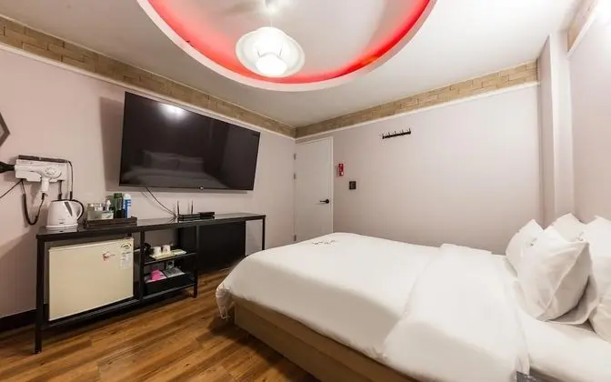 Oda (Standard (Netflix & YouTube Available)