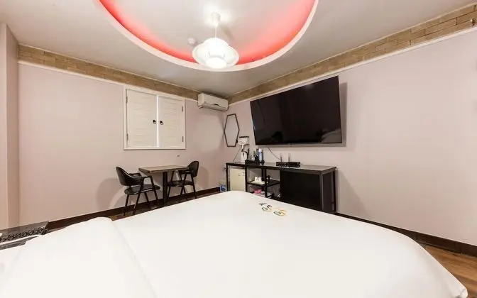 Oda (Standard (Netflix & YouTube Available)