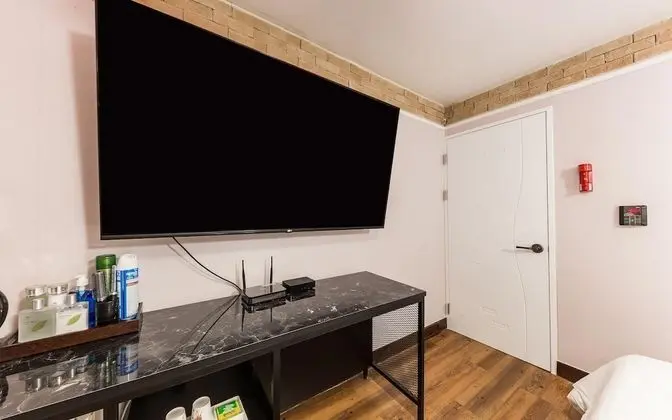 Oda (Standard (Netflix & YouTube Available)