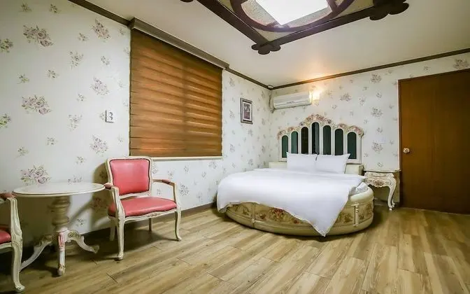 Oda (Standard A (Netflix/YouTube Available)