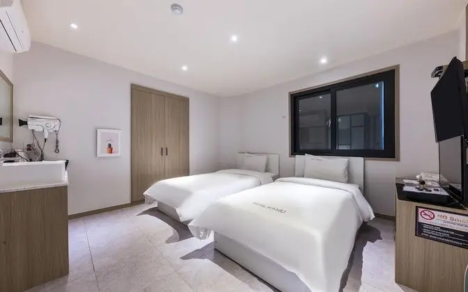 Oda (Twin (Netflix Disney+ Available Air P)