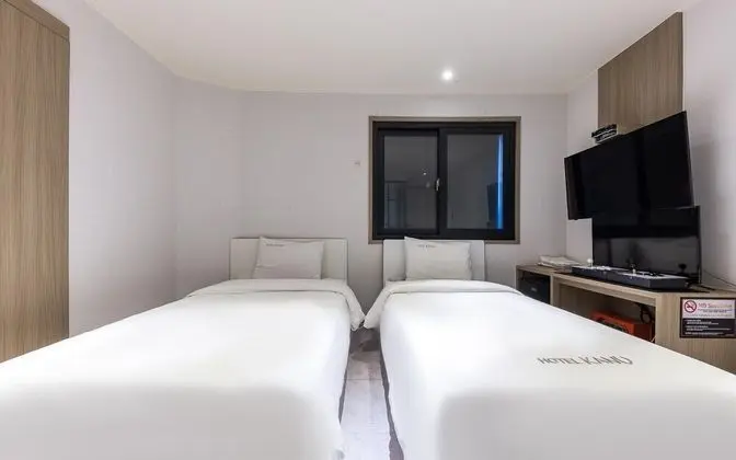 Oda (Twin (Netflix Disney+ Available Air P)