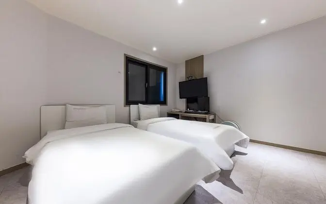 Oda (Twin (Netflix Disney+ Available Air P)