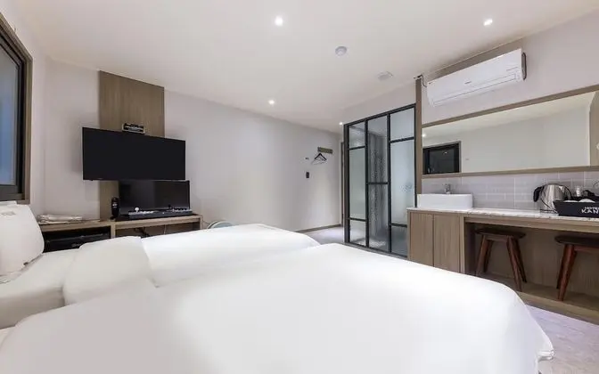 Oda (Twin (Netflix Disney+ Available Air P)