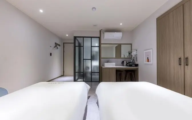 Oda (Twin (Netflix Disney+ Available Air P)