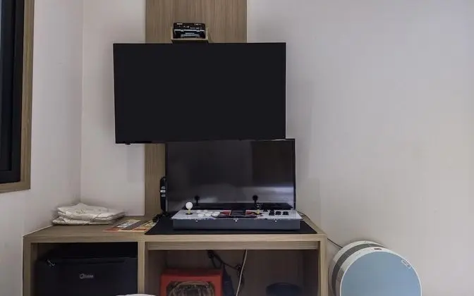 Oda (Twin (Netflix Disney+ Available Air P)