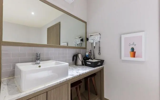 Oda (Twin (Netflix Disney+ Available Air P)