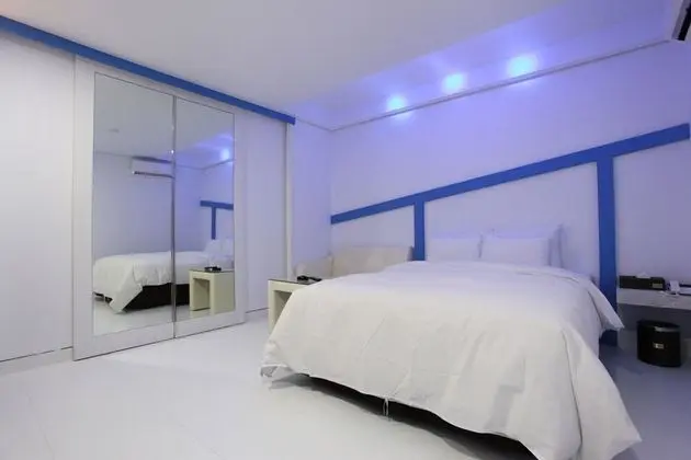 Oda (Premium (2PC 65-inch TV))