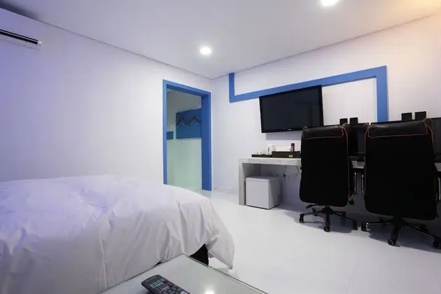 Oda (Premium (2PC 65-inch TV))