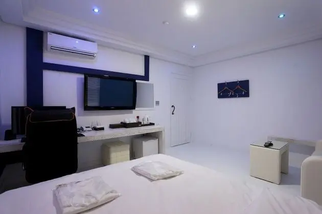 Oda (Standard (1PC 65-inch TV))