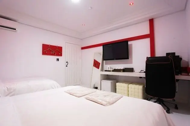 Oda (Standard Twin (1PC 65-inch TV))