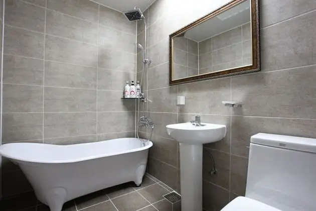 Oda (Standard Twin (1PC 65-inch TV))