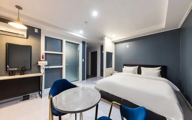 Oda (Suite (You can watch Netflix))