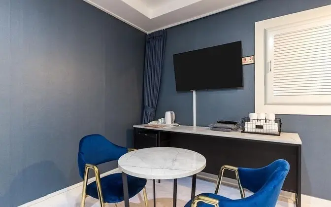 Oda (Suite (You can watch Netflix))