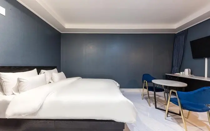 Oda (Suite (You can watch Netflix))