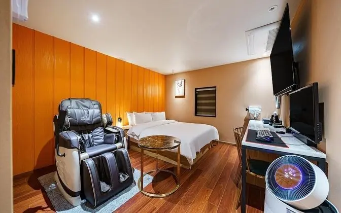 Oda (Massage Chair Room (65-inch TV No-smo)