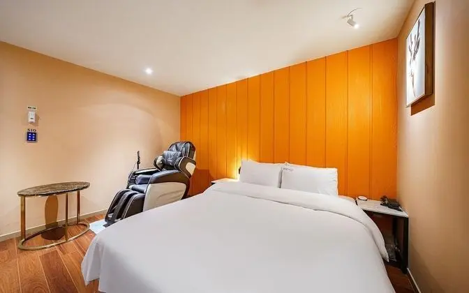 Oda (Massage Chair Room (65-inch TV No-smo)